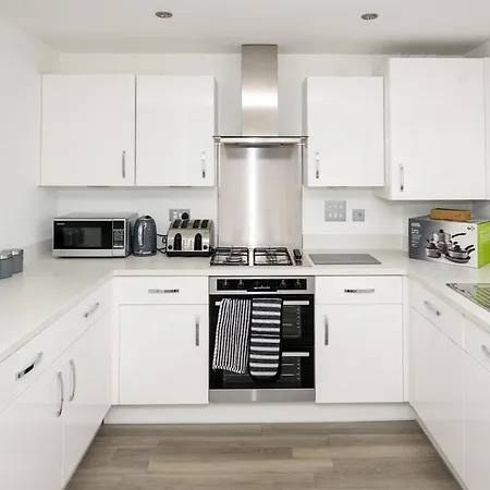 Modern Luxury 5 Bedroom House With Parking Chatham  Room photo