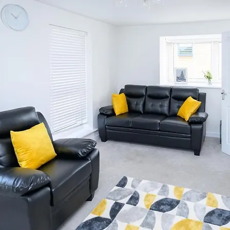 Modern Luxury 5 Bedroom House With Parking Chatham  Room photo