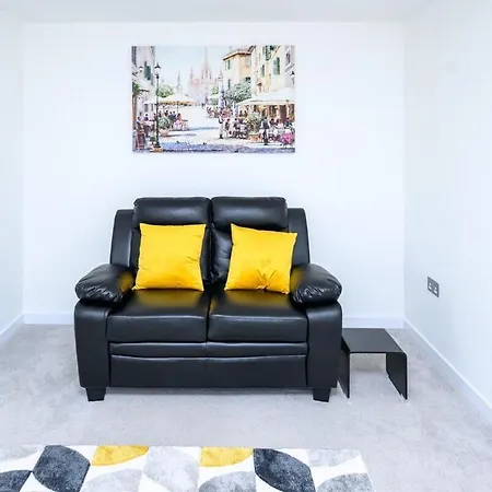 Modern Luxury 5 Bedroom House With Parking Chatham  Room photo