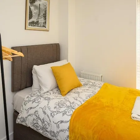 Modern Luxury 5 Bedroom House With Parking Chatham  Room photo