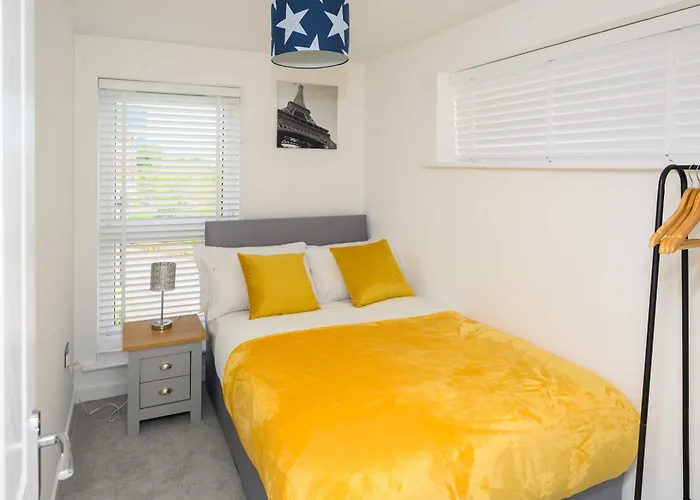 Luxury 5 Bedroom House With Parking