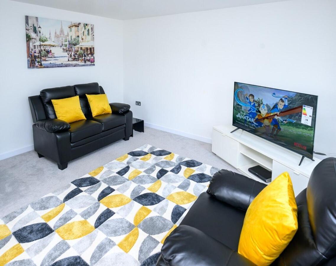 Modern Luxury 5 Bedroom House With Parking Holiday home