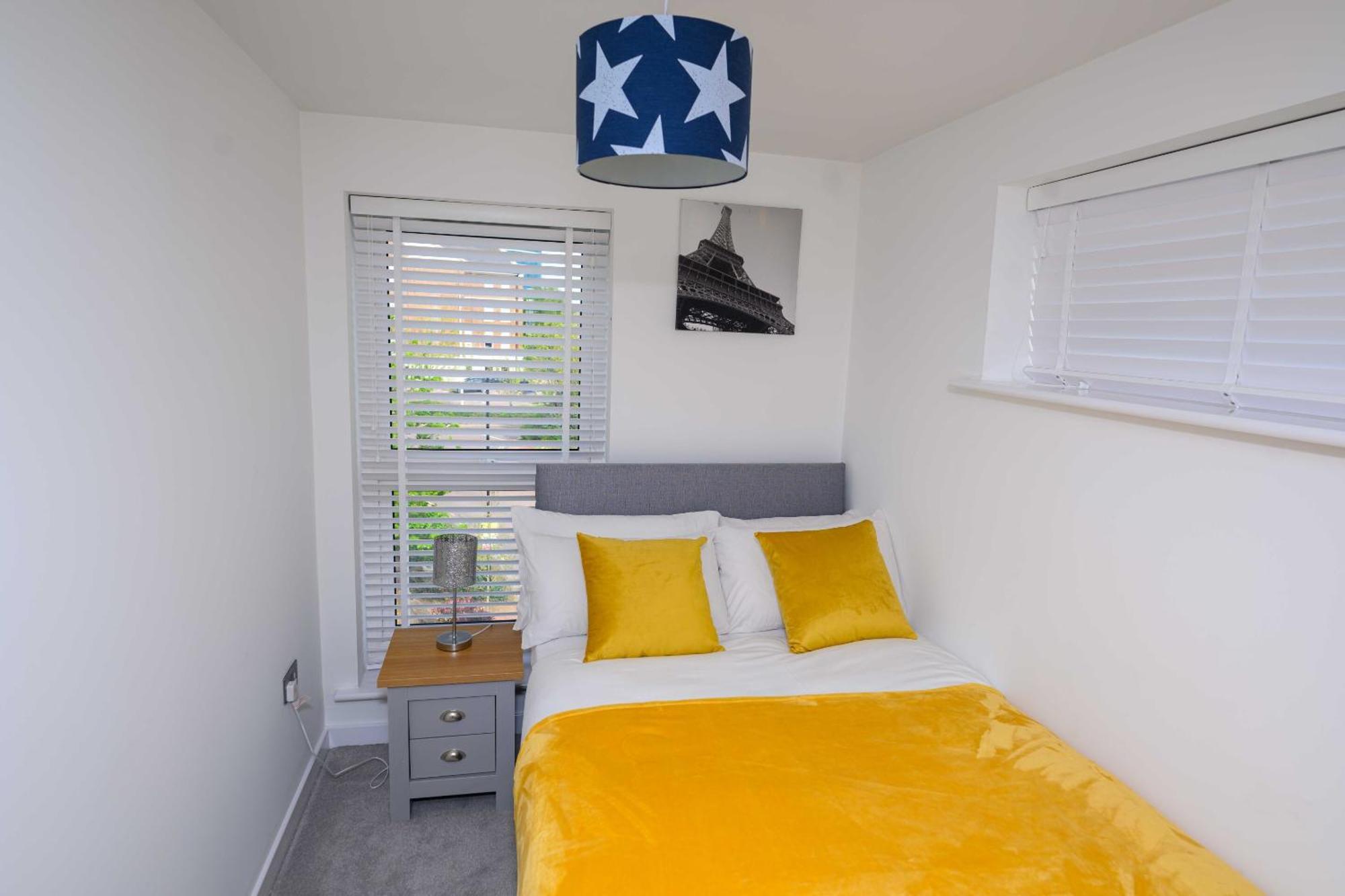 Luxury 5 Bedroom House With Parking