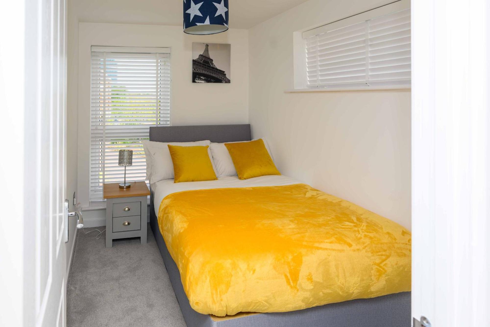 Modern Luxury 5 Bedroom House With Parking *
