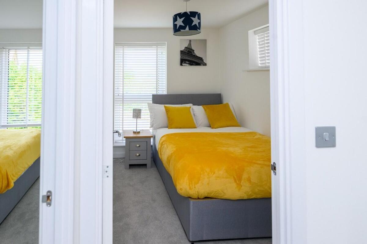 Holiday home Modern Luxury 5 Bedroom House With Parking *