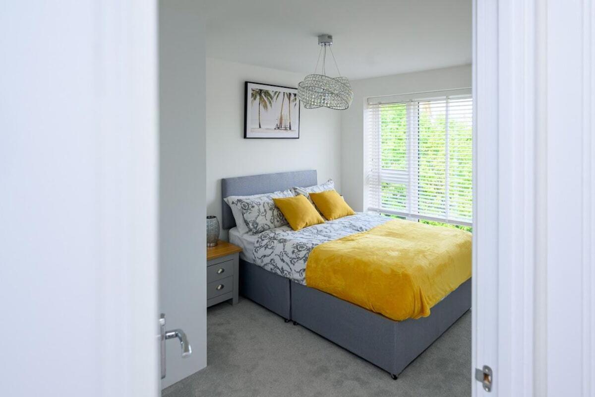 Holiday home Modern Luxury 5 Bedroom House With Parking Chatham (Kent)