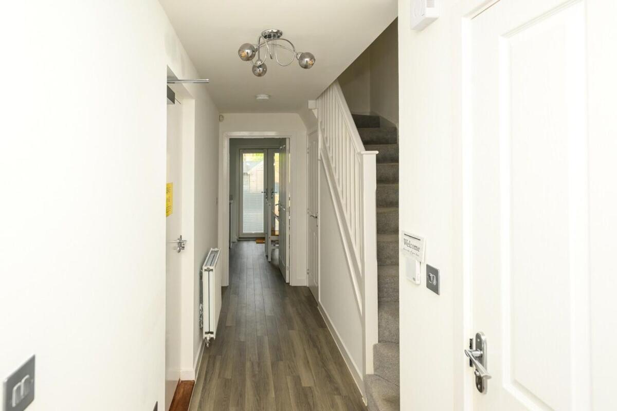 Modern Luxury 5 Bedroom House With Parking Holiday home Chatham (Kent)