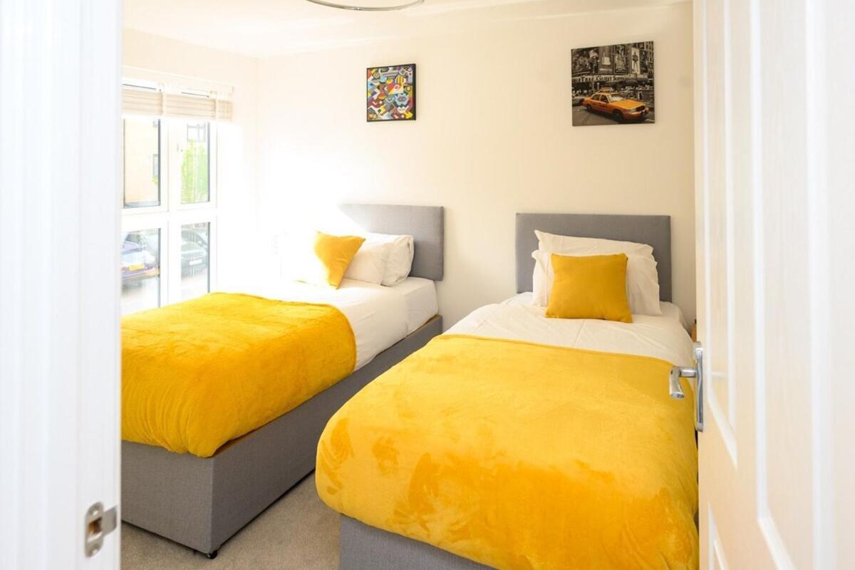 Holiday home Modern Luxury 5 Bedroom House With Parking *