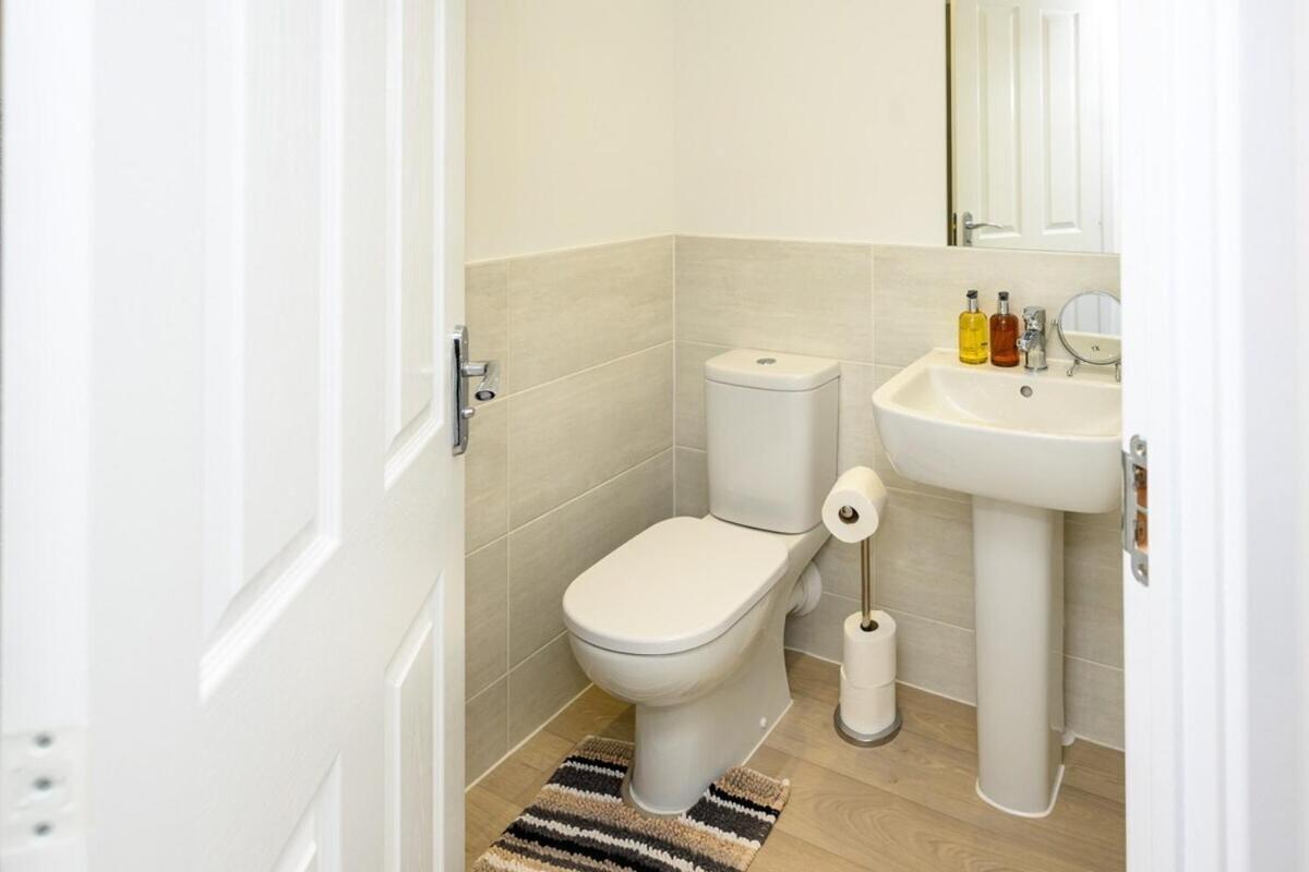 Holiday home Modern Luxury 5 Bedroom House With Parking Chatham (Kent)