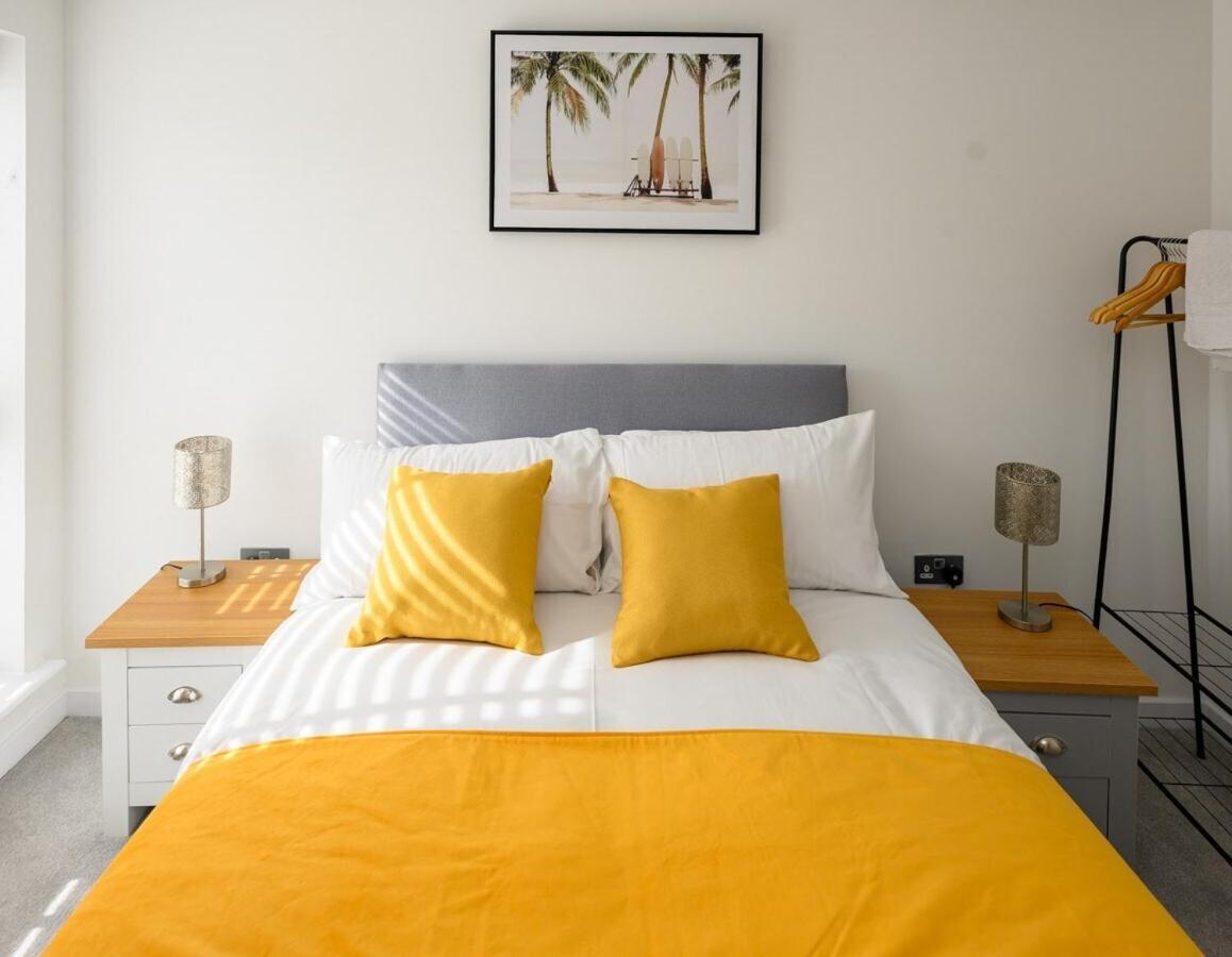 Holiday home Modern Luxury 5 Bedroom House With Parking *