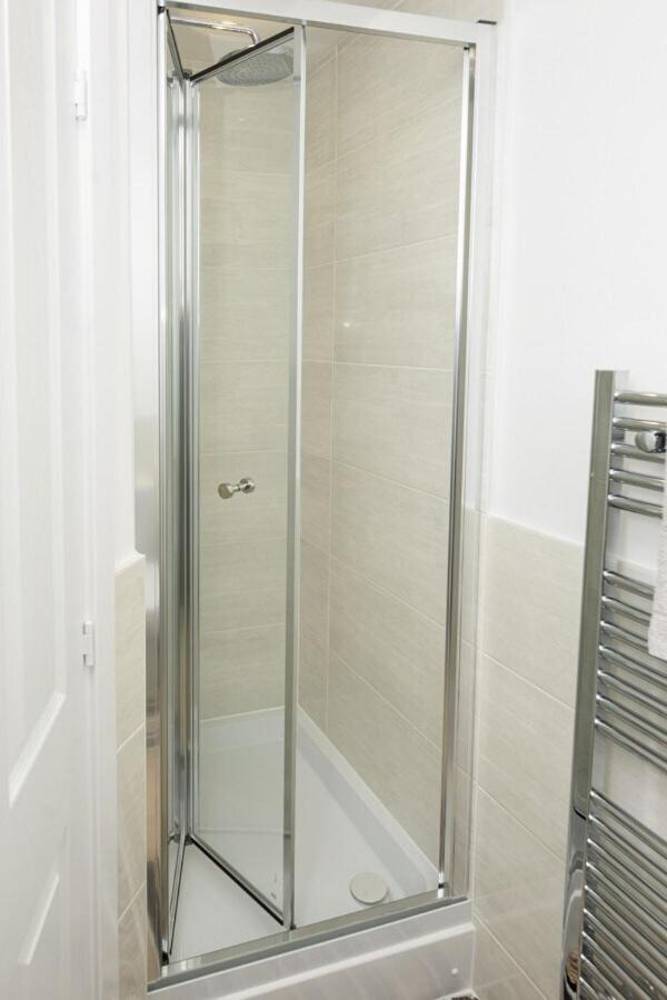 Holiday home Modern Luxury 5 Bedroom House With Parking Chatham (Kent)