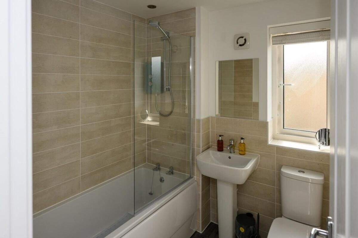 Holiday home Modern Luxury 5 Bedroom House With Parking Chatham (Kent)