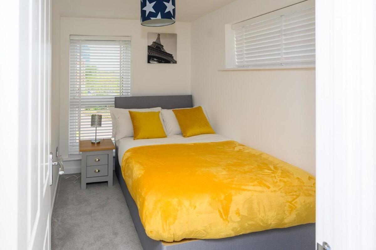Modern Luxury 5 Bedroom House With Parking Chatham (Kent)