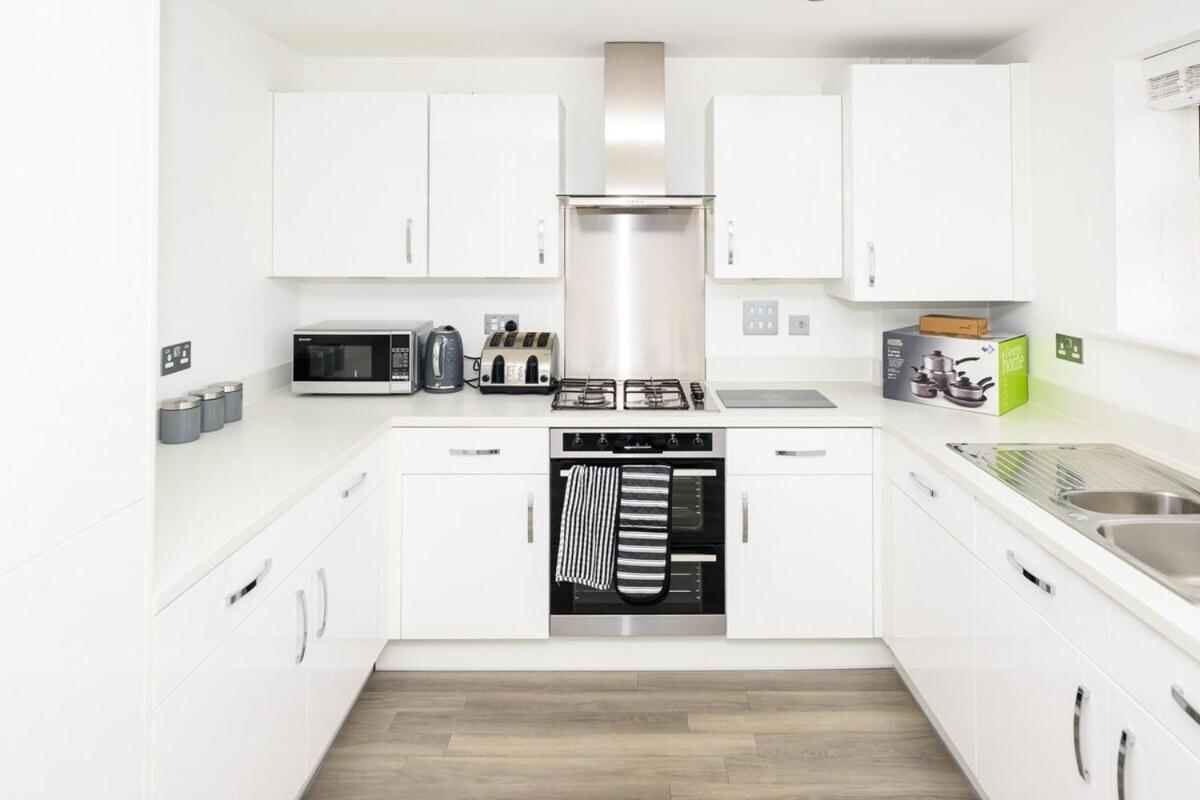 Holiday home Modern Luxury 5 Bedroom House With Parking *