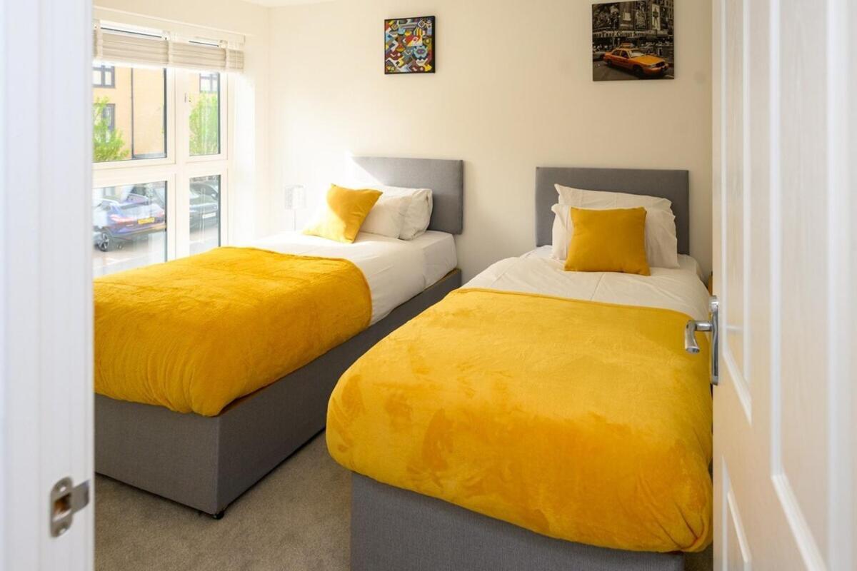 Modern Luxury 5 Bedroom House With Parking