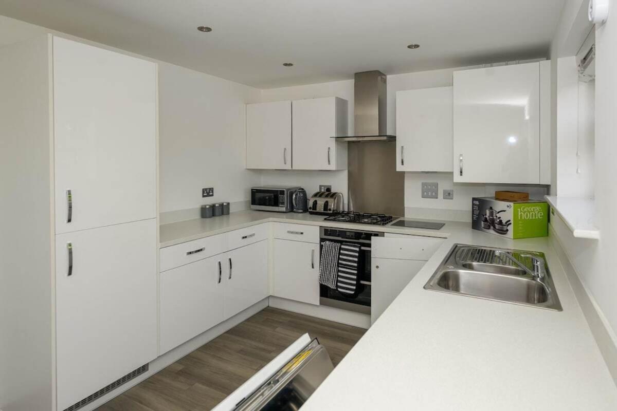 Holiday home Modern Luxury 5 Bedroom House With Parking Chatham (Kent)