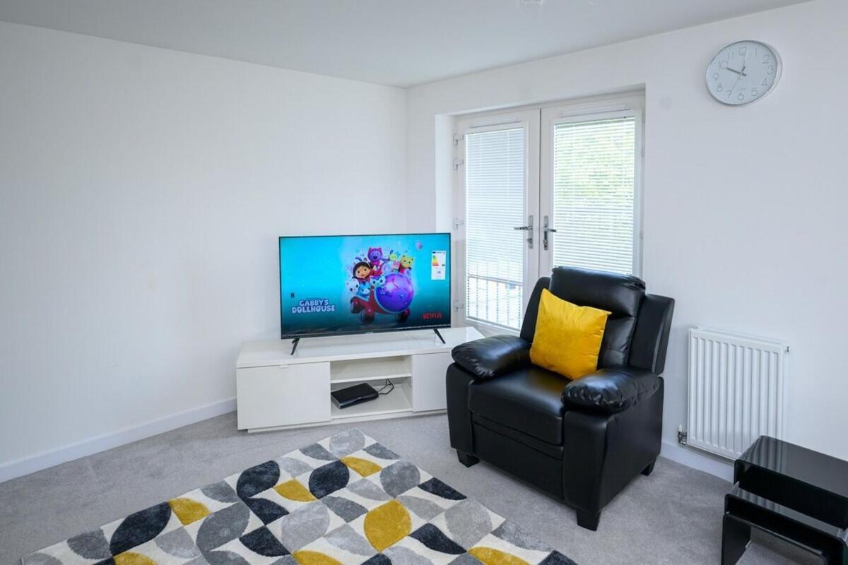 Modern Luxury 5 Bedroom House With Parking Chatham (Kent)