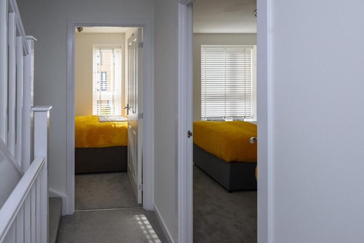 Modern Luxury 5 Bedroom House With Parking Holiday home *