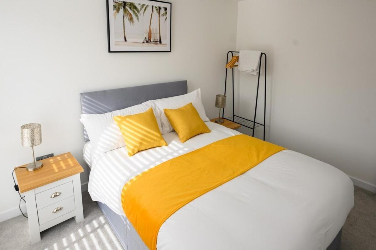 Modern Luxury 5 Bedroom House With Parking Holiday home Chatham (Kent)