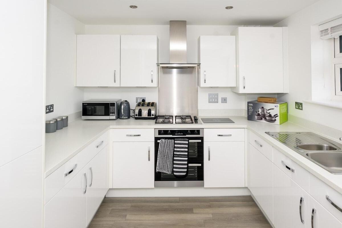 Holiday home Modern Luxury 5 Bedroom House With Parking Chatham (Kent)