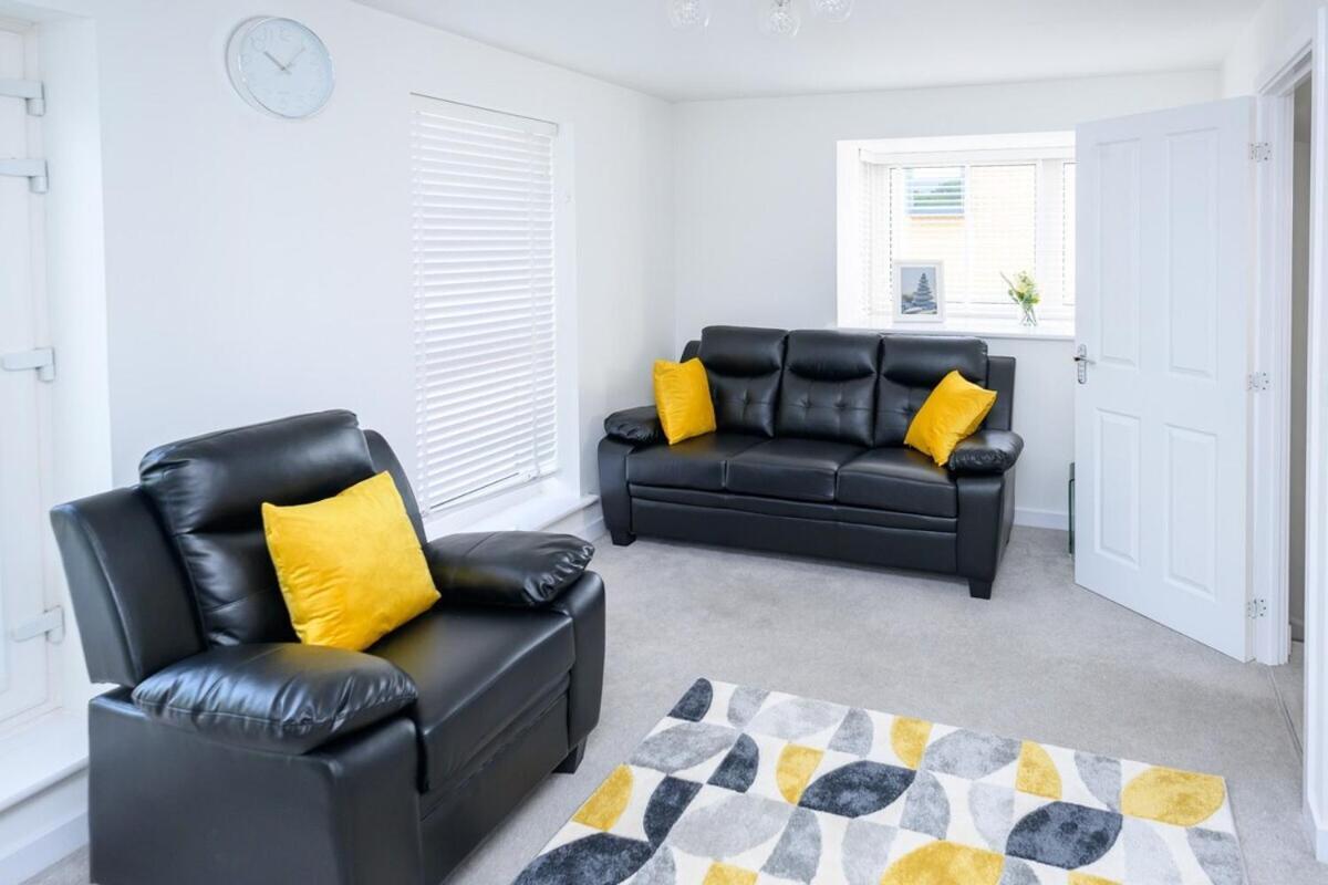 Modern Luxury 5 Bedroom House With Parking *