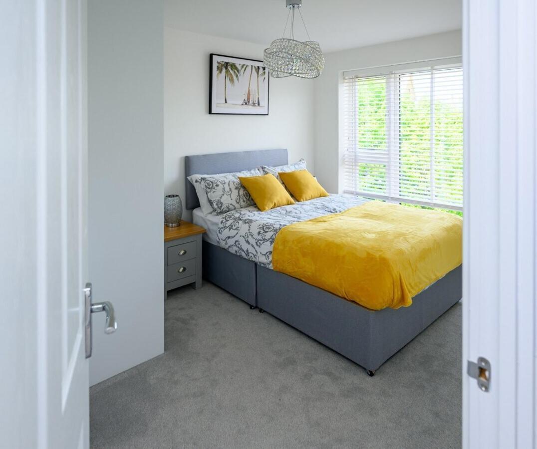 Modern Luxury 5 Bedroom House With Parking Holiday home Chatham (Kent)