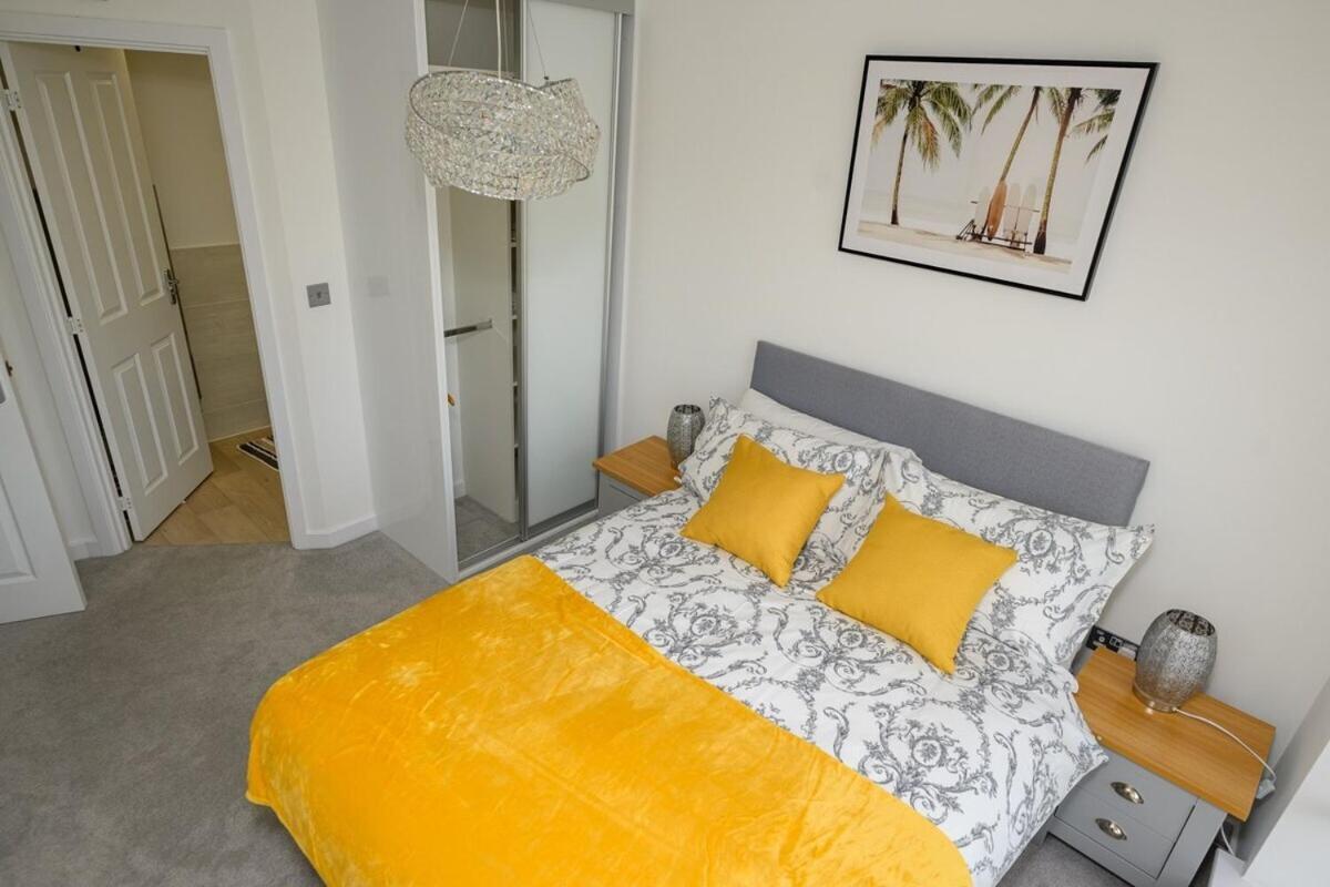 Modern Luxury 5 Bedroom House With Parking
