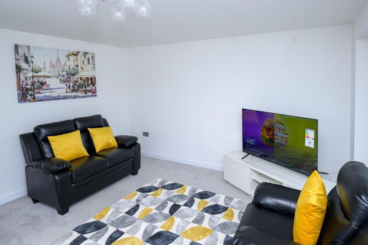 Modern Luxury 5 Bedroom House With Parking Holiday home