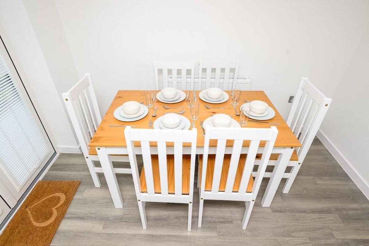 Modern Luxury 5 Bedroom House With Parking *