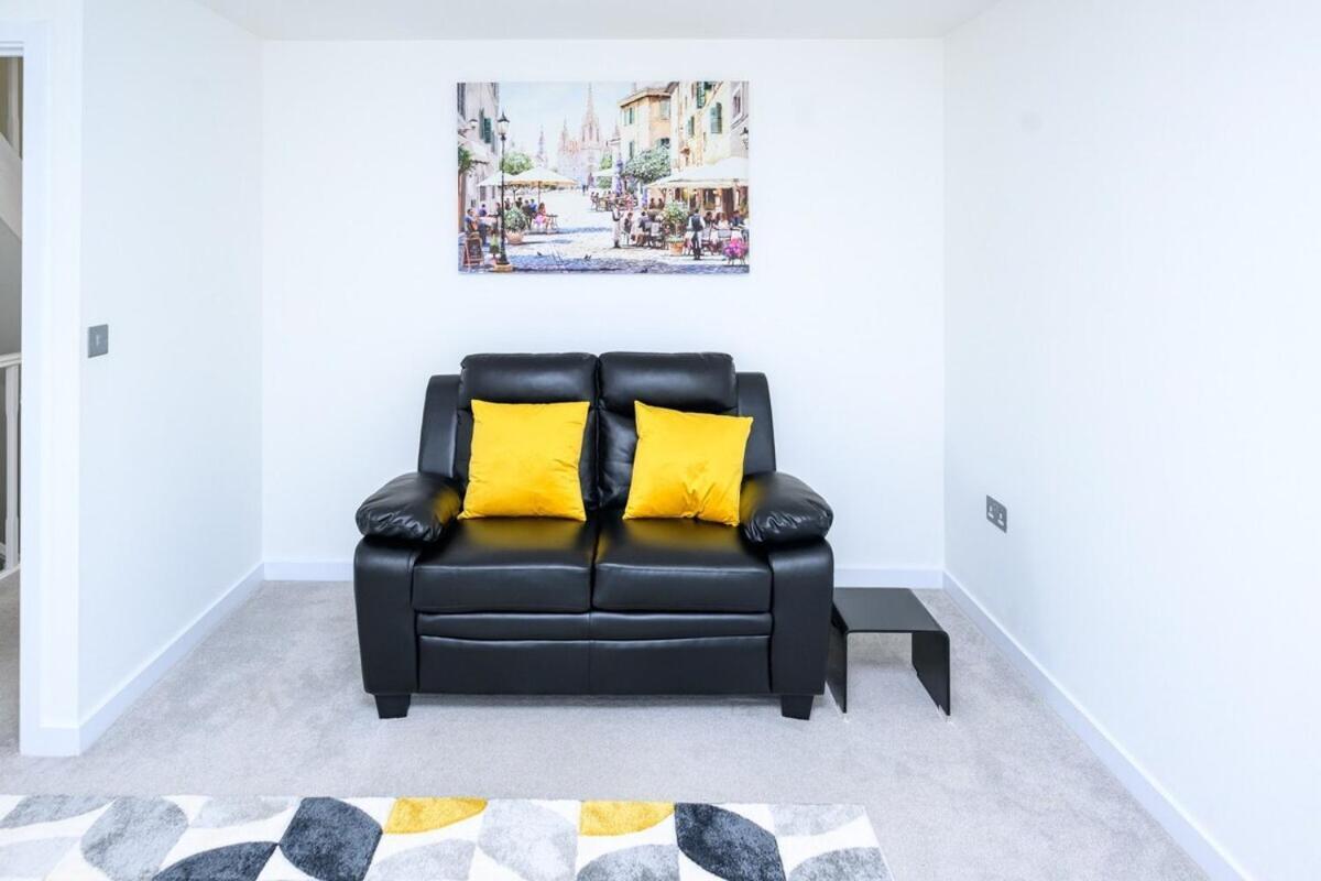 Modern Luxury 5 Bedroom House With Parking Chatham (Kent)